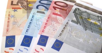Payer par carte bancaire en Europe: comment éviter les frais? euros billets