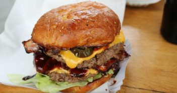 Burgermeister Berlin : l’institution du Hamburger et Burger à Berlin hamburger burgermeister berlin