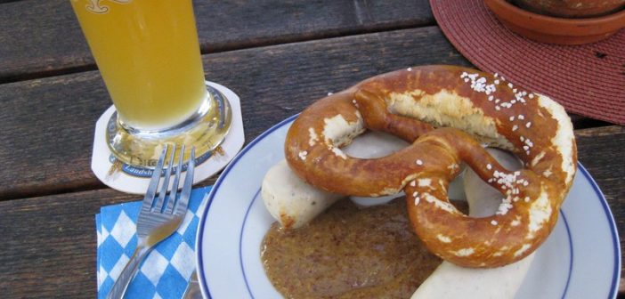 Weisswurst ; la saucisse blanche typique de Munich (Cuisine bavaroise) weisswurst biere