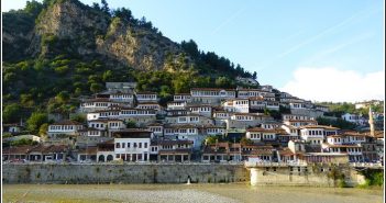 Découvrir et visiter l’Albanie en voiture en une semaine Berat Albanie