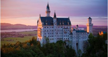 Tourisme Bavière – Que visiter près de Munich pour les amoureux d’histoire? Chateau Neuschwanstein coucher de soleil en Baviere