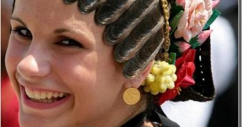 Voyager en Croatie : 10 Conseils pour réussir vos vacances en Croatie jeune femme croate en habit folklorique