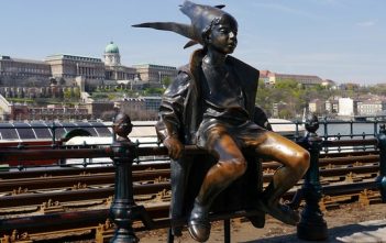 Aller a Budapest : conseils pour préparer votre séjour à Budapest Budapest statue au bord du danube et chateau