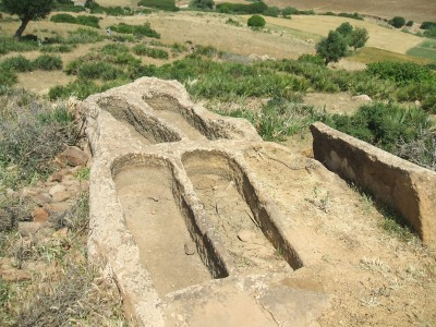 Bassins à eau ou sépultures datant de l'époque phénicienne à Thalassa (Chlef - Algérie)