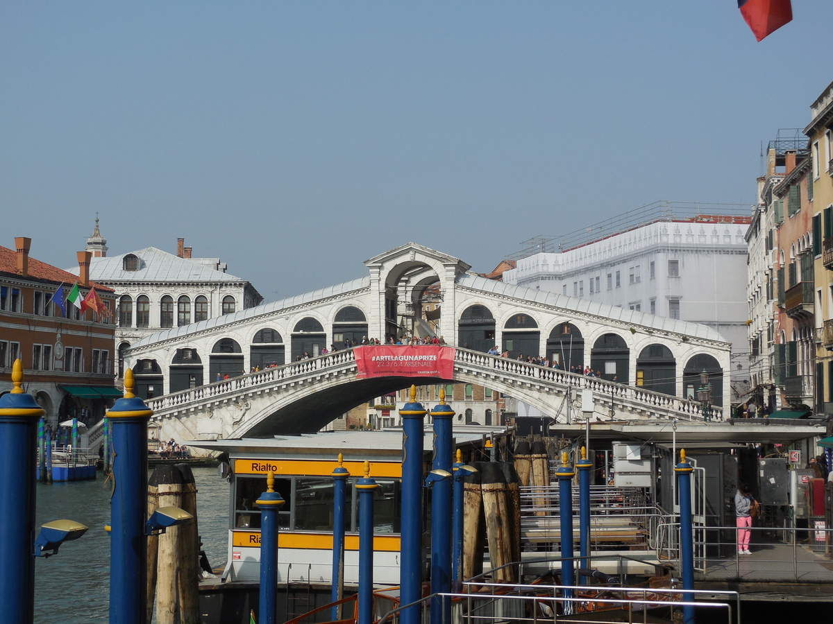 Il est le pont principal de Venise et le 1er à avoir été construit en pierre. La structure particulière se compose de 12 arcades doubles qui sont disposées de façon asymétrique et qui accueillent des activités commerciales.