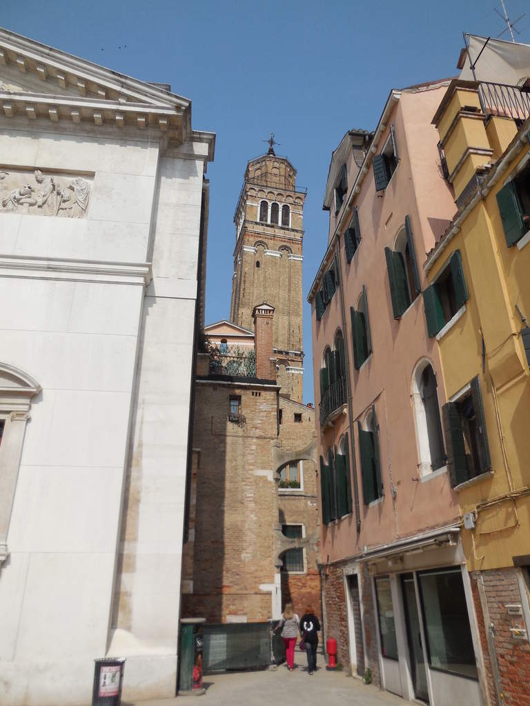 A droite de l'église, le campanile incliné de San Stefano