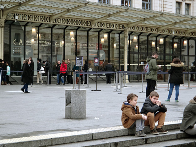 gamins devant musee orsay fevrier