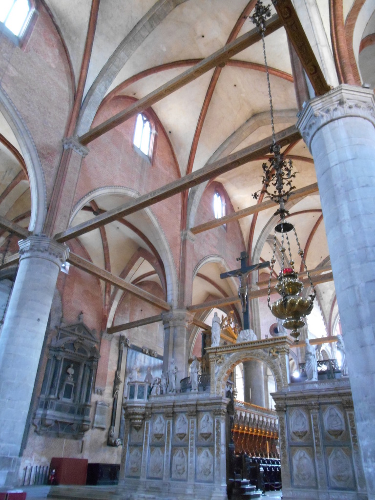 Eglise construite sur un plan en croix latine. 12 colonnes sont dominées par un entrelacs de poutres transversales et longitudinales.