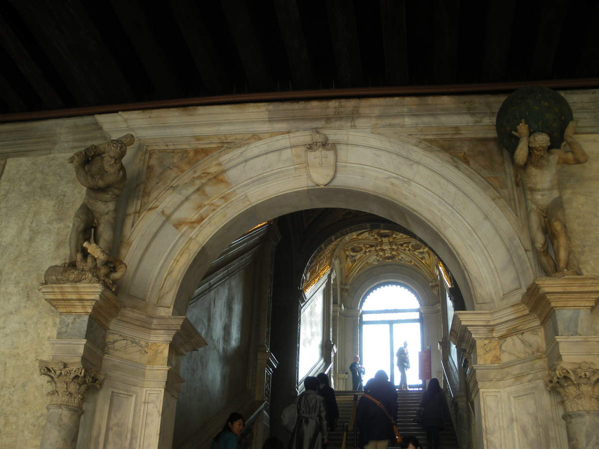 L'escalier d'Or surmonté de 2 groupes en marbre représentant Atlas soulevant la voûte céleste et Hercule terrassant l'hydre.