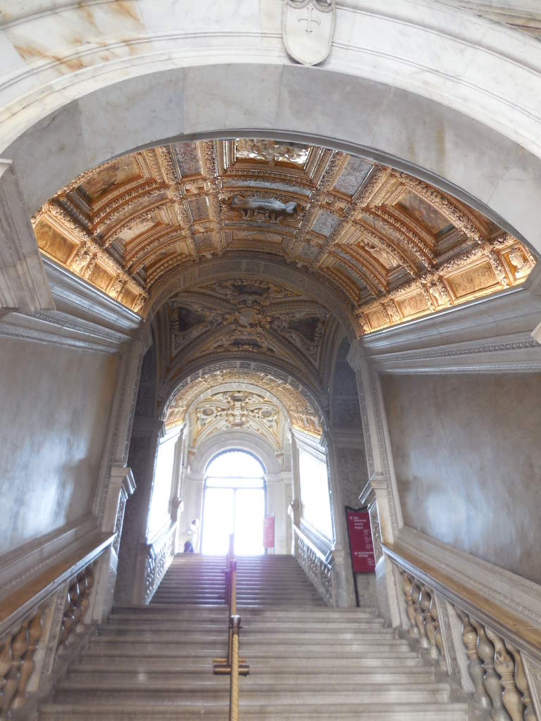 Voûte de l'escalier ornée de décorations en stuc blanc et en or. Escalier conçu par Jacopo Sansovino en 1555 et terminé par Scarpagnino en 1559.