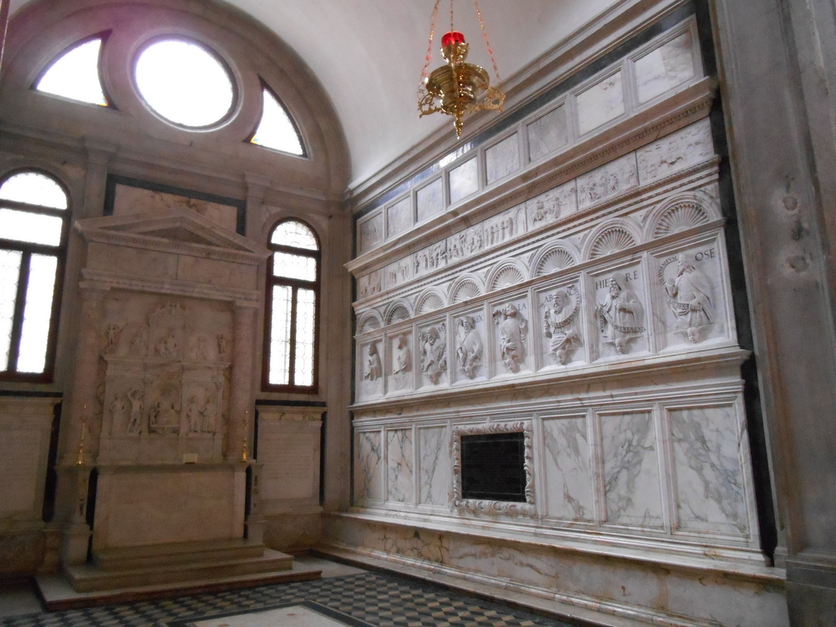 La chapelle Giustiniani décorée de bas reliefs sculptés datés du XVème siècle.