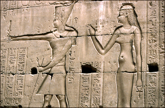 pharaon et pharaonne seins nus edfou