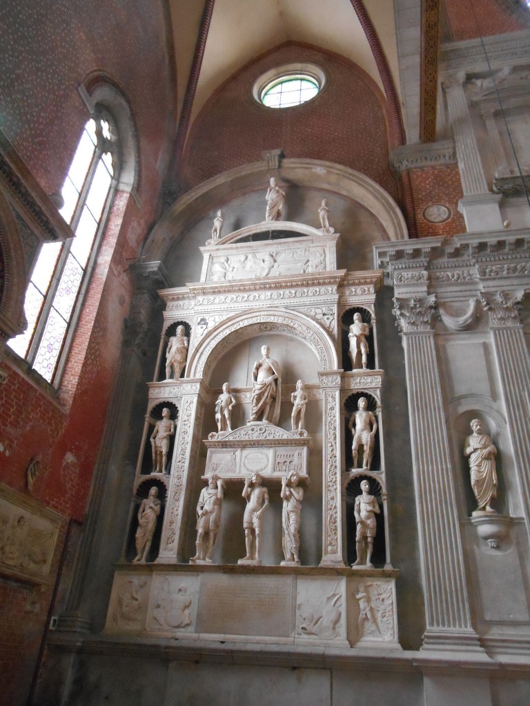 L'église San Giovanni e Paolo est connue pour abriter les tombeaux de 25 Doges de Venise, répartis dans toute l'église. Celui de Pietro Mocenigo, réalisé en 1476 dans le style renaissance, le représente debout sur son tombeau, soutenu par 3 personnages, représentant les différents âges de la vie 