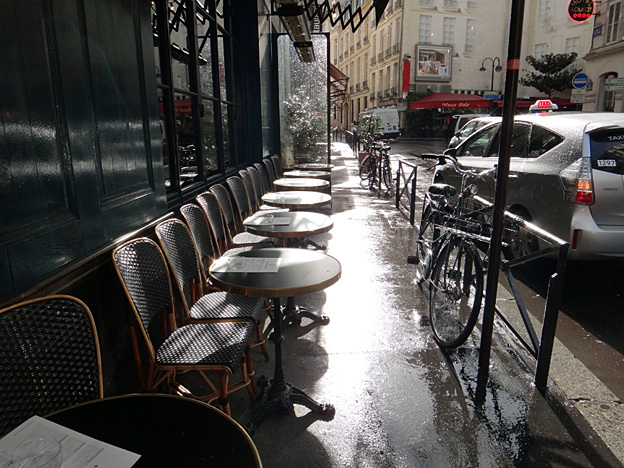 Paris rue de l odeon sous la pluie fevrier