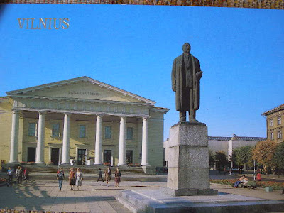 Statue de Kapsukas devant l'hôtel de ville de Vilnius<