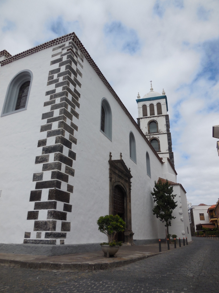 L'église de Santa Ana achevée en 1541, fut gravement endommagée en 1706.