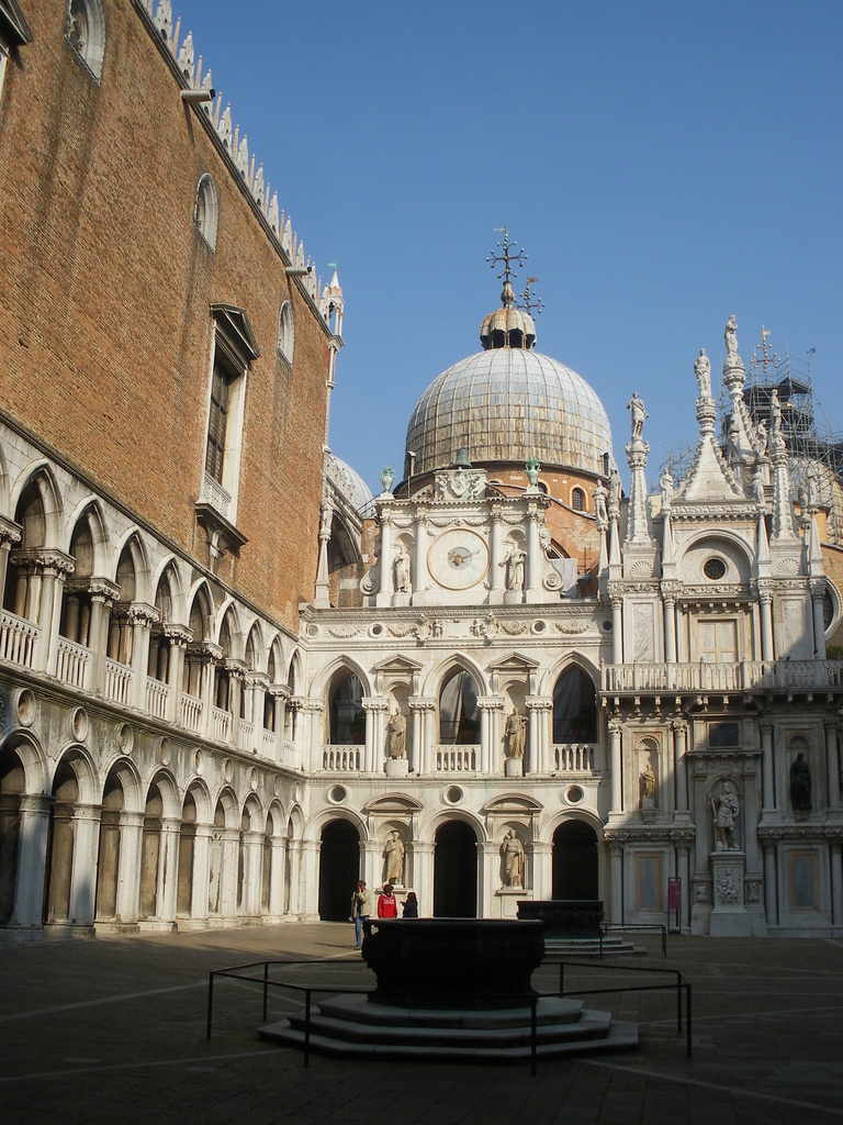 Cour intérieure du Palais qui doit sa beauté aux margelles des puits (XVIème siècle). Derrière,la façade dite de l'horloge et ses 6 statues romaines.