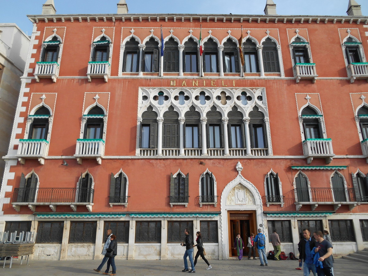 Hôtel historique de Venise qui fut édifié au XVème siècle. Parmi les nombreux hôtes illustres: Goethe, Wagner, Zola, Georges Sand...
