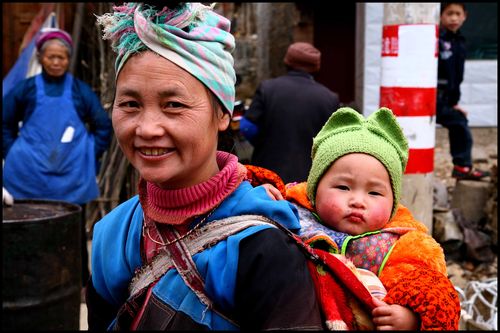 Blog - Sourire et curiosite sur un marche Buyi