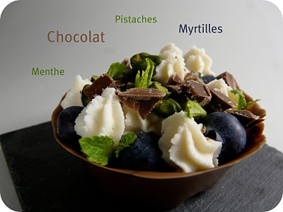 Tartelette  en coque de chocolat, myrtilles, pistaches et menthe