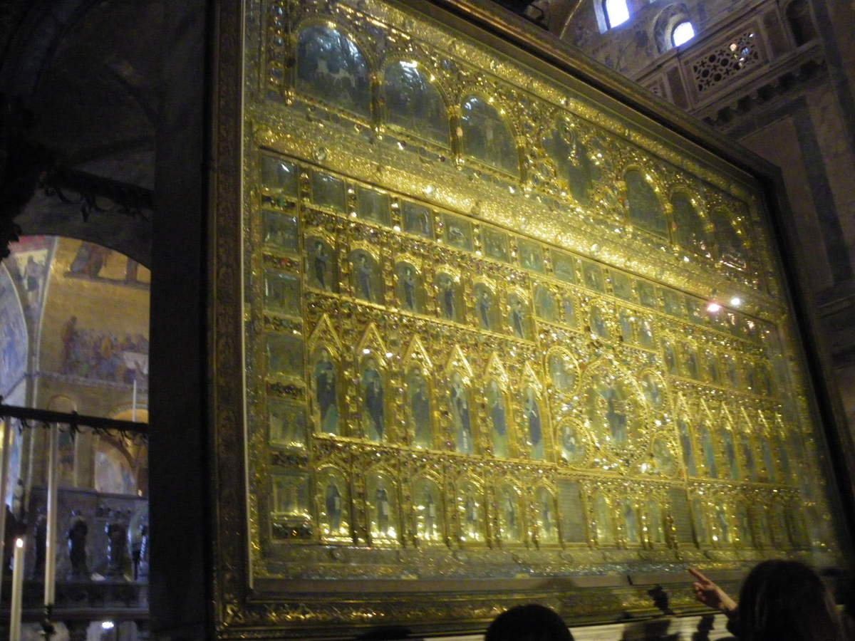 La Pala d'Oro, rétable d'or orné de pierres précieuses (XIVème siècle).