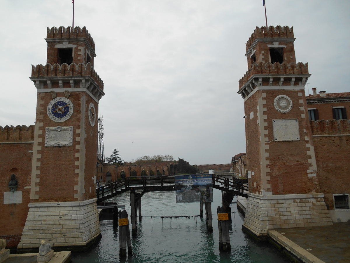 Les deux tours de l'entrée maritime, reconstruites en 1686.