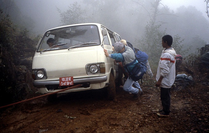 nepal minibus embourbe