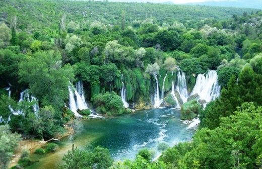 Kravice : lac et parc naturel de chutes en Bosnie-Herzégovine kravice parc des chutes en Bosnie