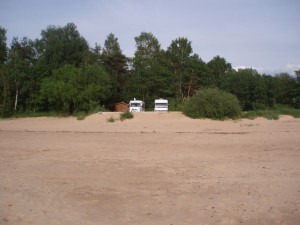 Les camping-cars vus de la plage de Tuja
