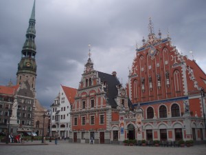 Place de l'Hôtel de Ville à Riga : l'immeuble des "Têtes noires"