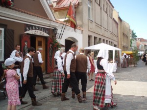 Un dimanche de fête, au printemps, dans les rues de Kaunas
