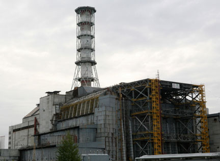 Réacteur et sarcophage de Tchernobyl