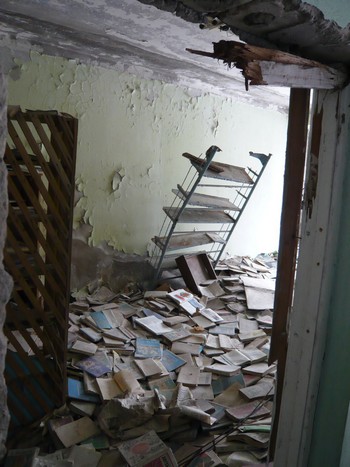 Bibliothèque oubliée à Pripyat Tchernobyl
