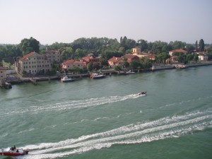 Le ferry longe le Lido de Venise