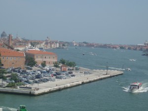 Le ferry quitte le termnal de tronchetto pour entre dans le canal de la Giudeca