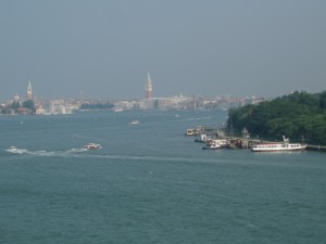 Le ferry défile devant l'entrée du Grand canal