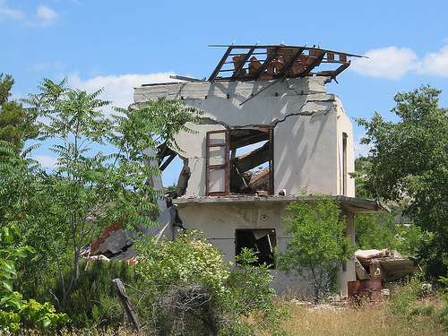 Ruines de guerre sur la route menant à Knin