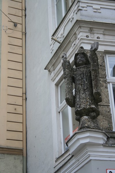 salzbourg statue façade