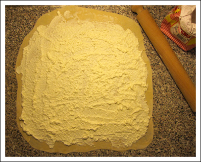 étaler le fromage sur la pâte des strukli