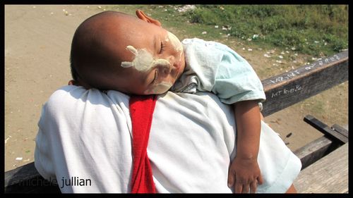 Birmanie enfant qui dort