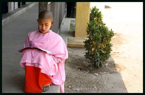 Birmanie enfant qui lit