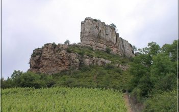 La roche de Solutré, l’île dans une mer de cépages (Tourisme Bourgogne) Roche de solutre Maconnais