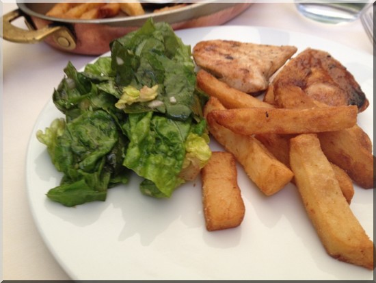 poulet roti frites et salade chez Drouant restaurant paris