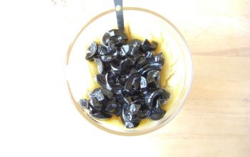 Crème au chocolat blanc et confiture d’olives noires : Recette argentine de Vanina Herraiz Crème au chocolat blanc et confiture d’olives noires