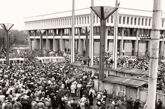 13 janvier 1991 foule protegeant vilnius (1)