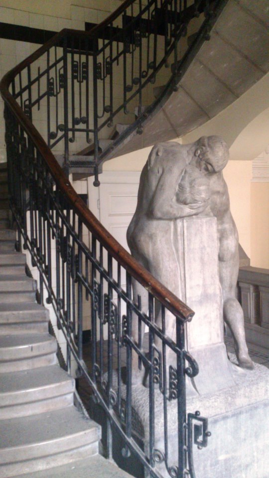 budapest statue escalier