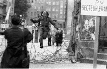 fuite d'un soldat de RDA lors de l'édification du mur de berlin (1)