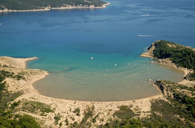 https://voyages.ideoz.fr/wp-content/uploads/2013/05/croatie-plage-sahara-lopar-rab-640x421.jpg