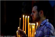 Sainte Nedelja Sofia Bulgarie homme priere cierge