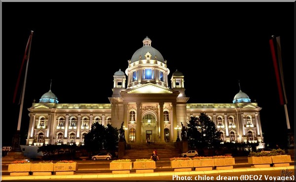 belgrade serbie parlement de nuit